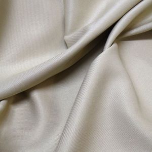 Tecido Alfaiataria Gabardine Twill Leve Bi Stret Cor Areia Pantone 16-1105 TCX  Plaza Taupe