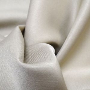 Tecido Alfaiataria Gabardine Twill Leve Bi Stret Cor Areia Pantone 16-1105 TCX  Plaza Taupe