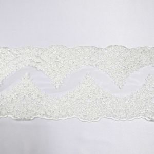 Tecido Bico de Renda Floral Mini Cravejada Em Pedrarias e Mini Paetês Cor Branca 0,22Centimetros de largura