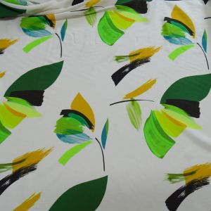 Tecido Viscose Italiana Toque de Pessego Estampa Pintura Floral Tons de Verde fundo cor Off White  