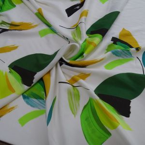 Tecido Viscose Italiana Toque de Pessego Estampa Pintura Floral Tons de Verde fundo cor Off White  