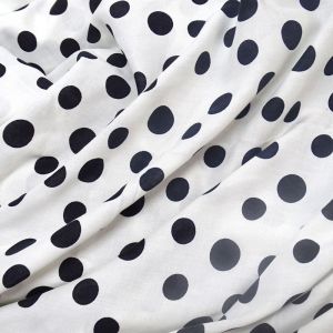 Tecido Viscose Casual Estampada, Poás Médios 2CM Cor Preta Fundo Off White 